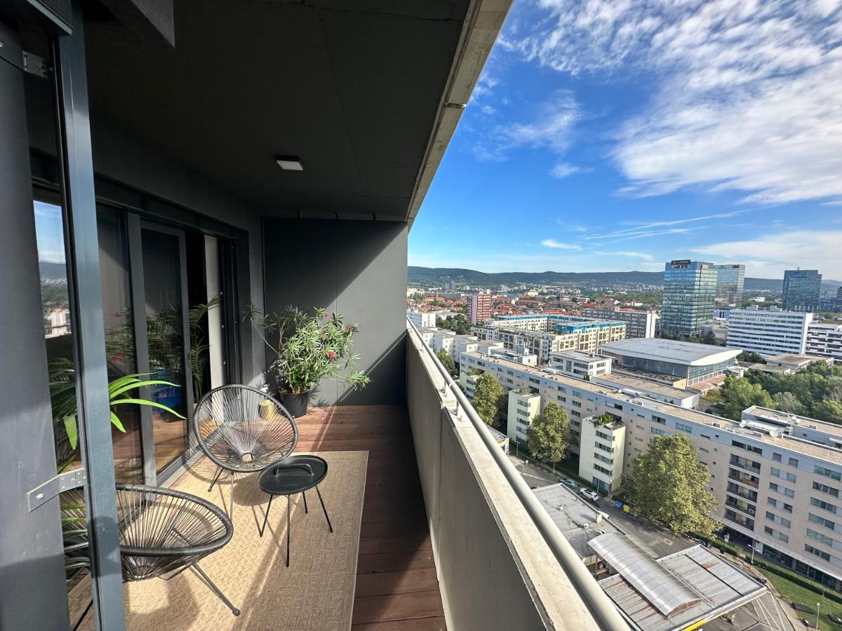 Skyline Elegance With Free Parking Leilighet Bratislava Eksteriør bilde